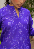 Plum neckline and print detail